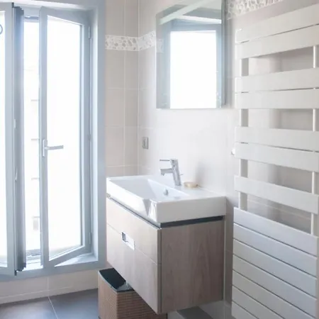 23 M For 2 With Montmartre View 아파트 *